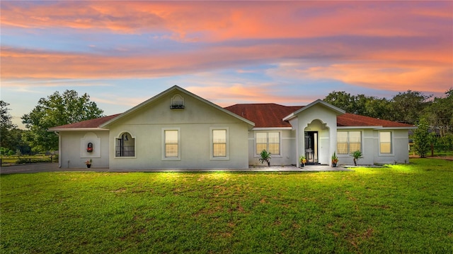 view of front of property featuring a yard