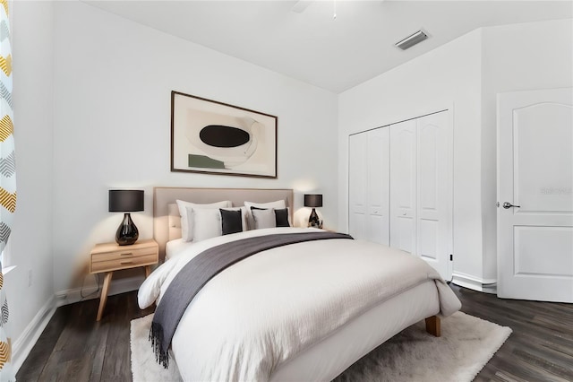 bedroom featuring dark wood-type flooring, ceiling fan, and a closet