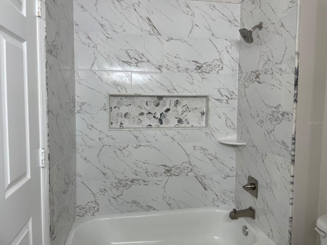 bathroom featuring tiled shower / bath