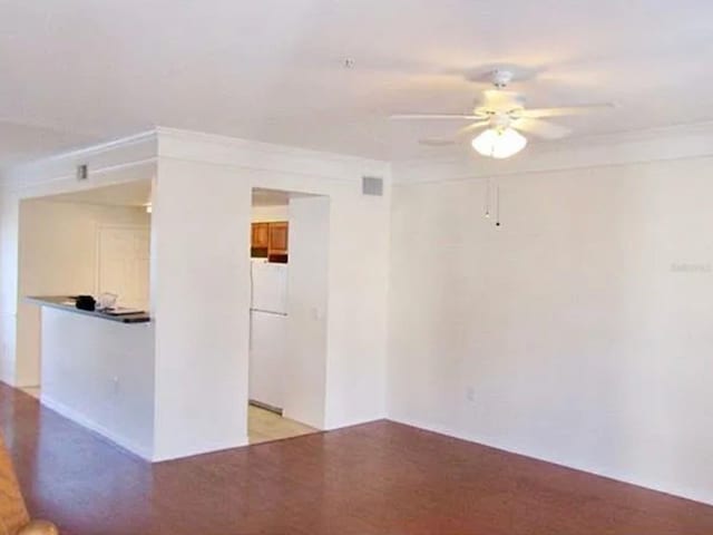 empty room featuring ceiling fan