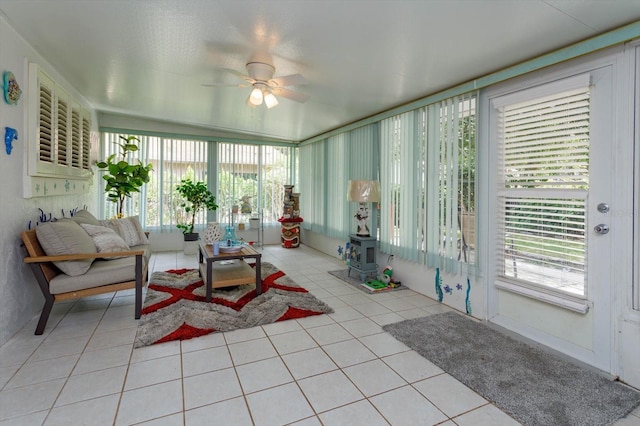 sunroom with ceiling fan