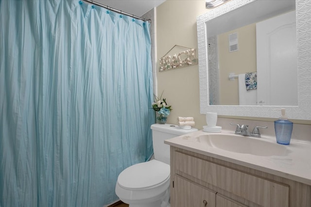 bathroom featuring a shower with shower curtain, vanity, and toilet