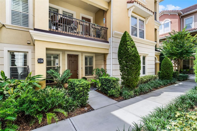 entrance to property featuring a balcony