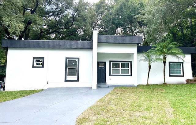 view of front facade featuring a front lawn