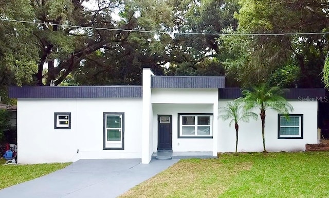 view of front of home with a front lawn