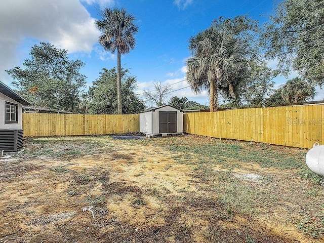 view of yard featuring a shed