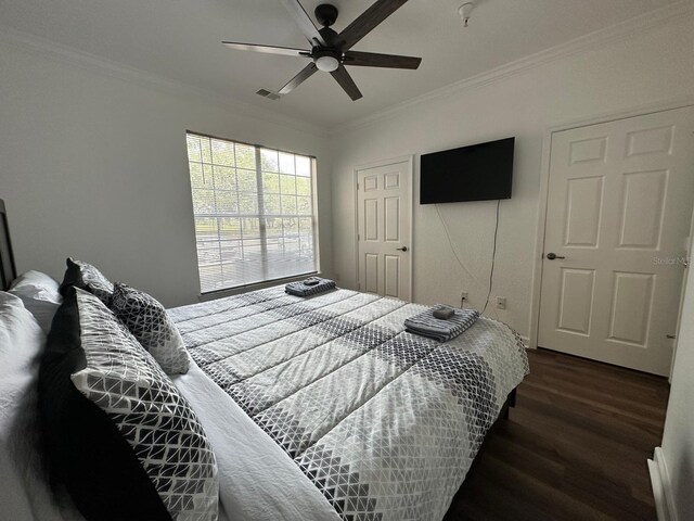 bedroom featuring ceiling fan, dark hardwood / wood-style floors, and crown molding