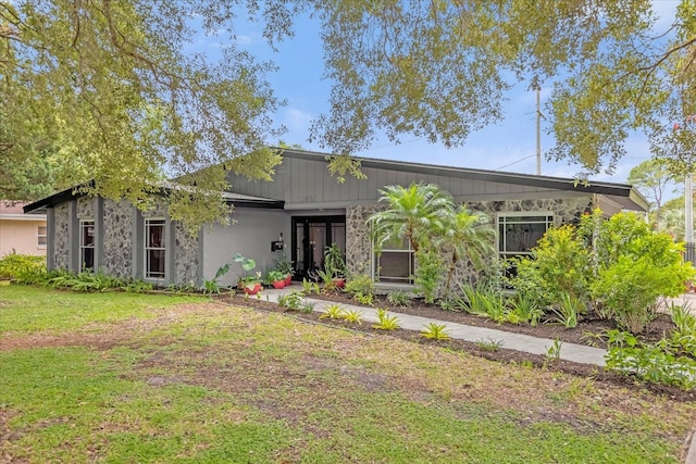 view of front of house with a front yard