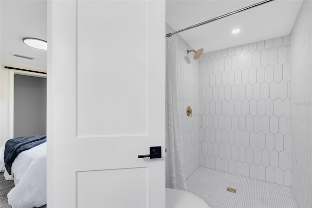 bathroom featuring a tile shower