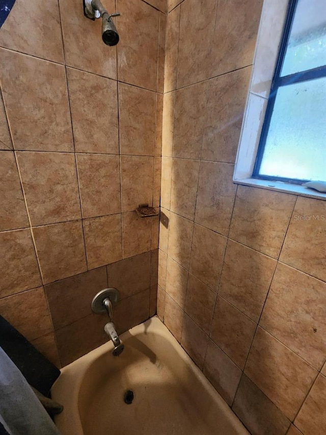 bathroom featuring tiled shower / bath combo