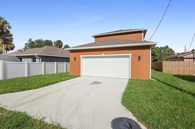 view of front of property featuring a front lawn