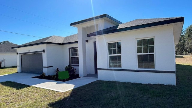 view of front of home featuring a front yard and a garage