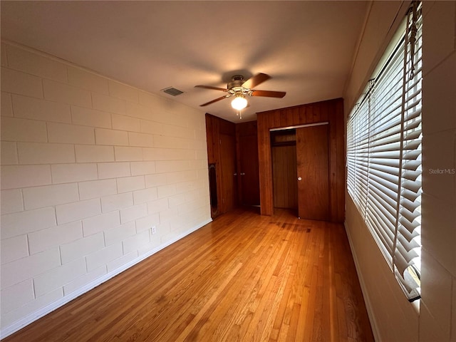 unfurnished room featuring light wood-type flooring and ceiling fan