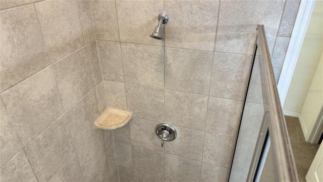 room details featuring a tile shower