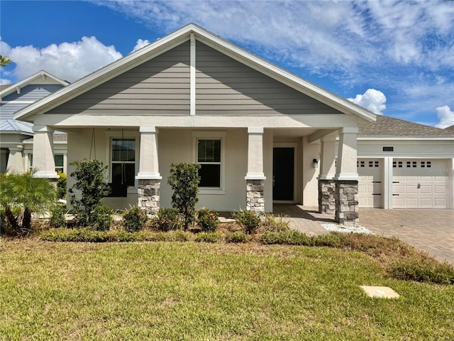 5013 Center Ct, Saint Cloud, FL 34772 - craftsman-style house with a front lawn, driveway, stucco siding, and an attached garage