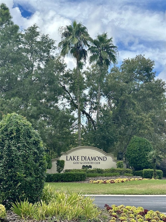 view of community / neighborhood sign