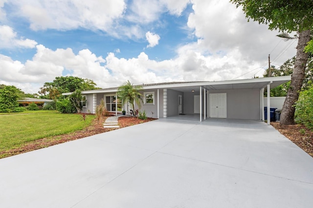 view of front facade featuring a front yard and a carport