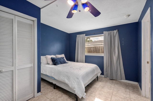 bedroom with a textured ceiling, ceiling fan, and a closet