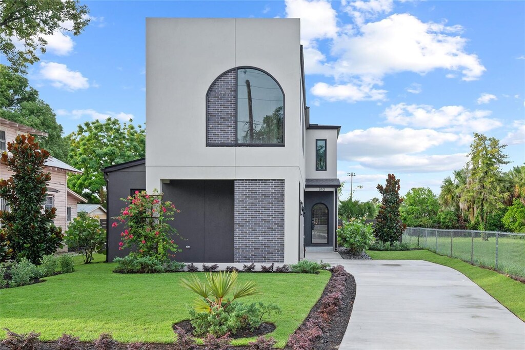 view of front of home with a front yard