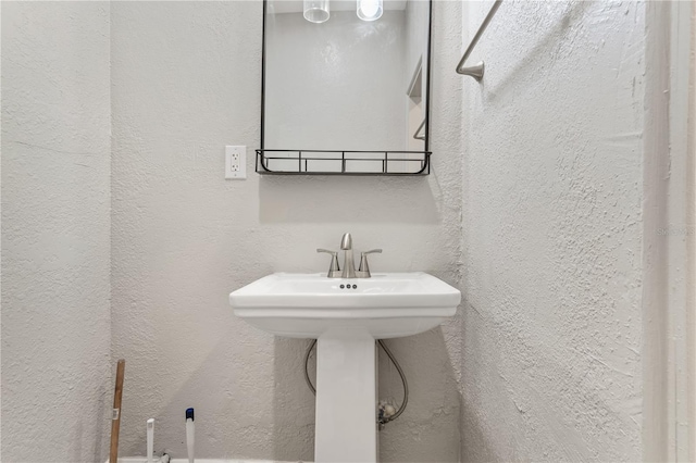 701 N Grandview Ave, Daytona Beach, FL 32118 - bathroom with a textured wall