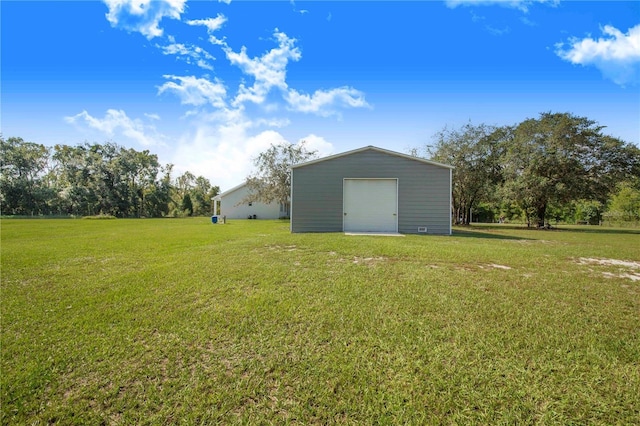 view of yard with an outbuilding