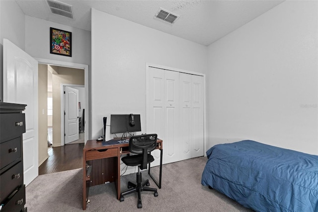 bedroom featuring a textured ceiling and carpet