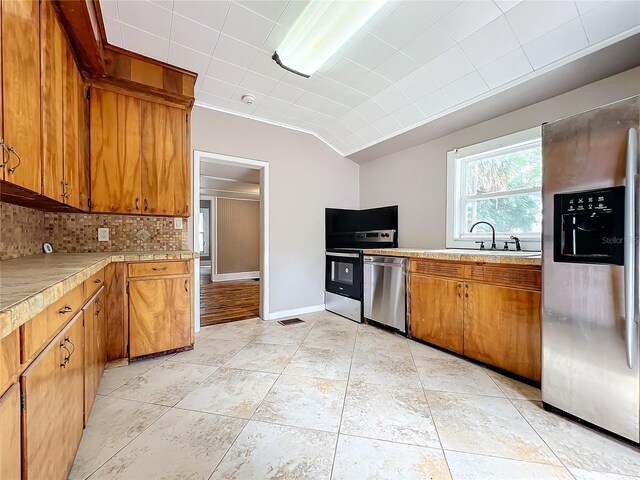 kitchen featuring tasteful backsplash, stainless steel appliances, and sink