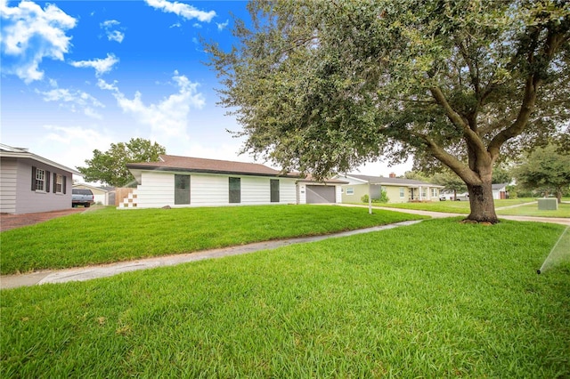 single story home featuring a front lawn