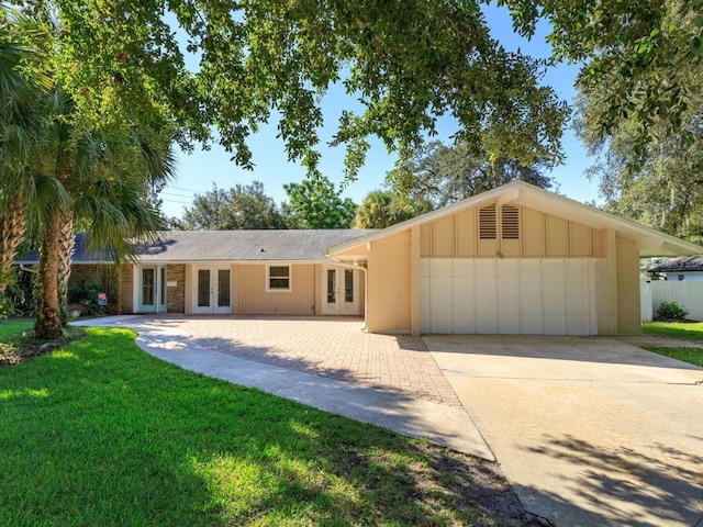 single story home with a front lawn