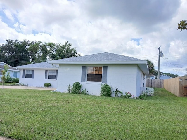 ranch-style home featuring a front yard