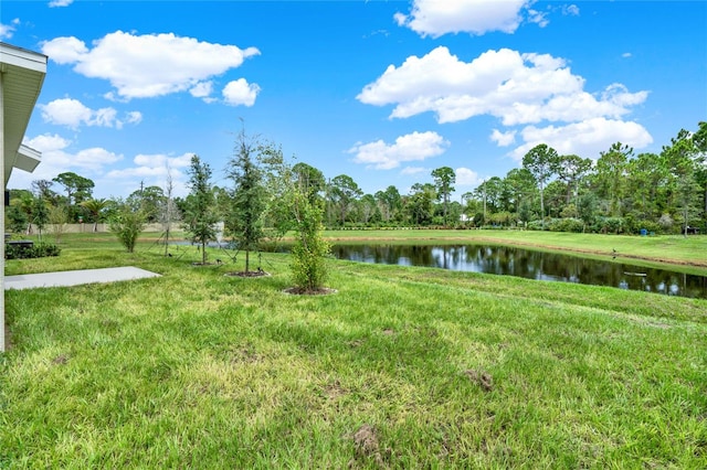 view of yard featuring a water view