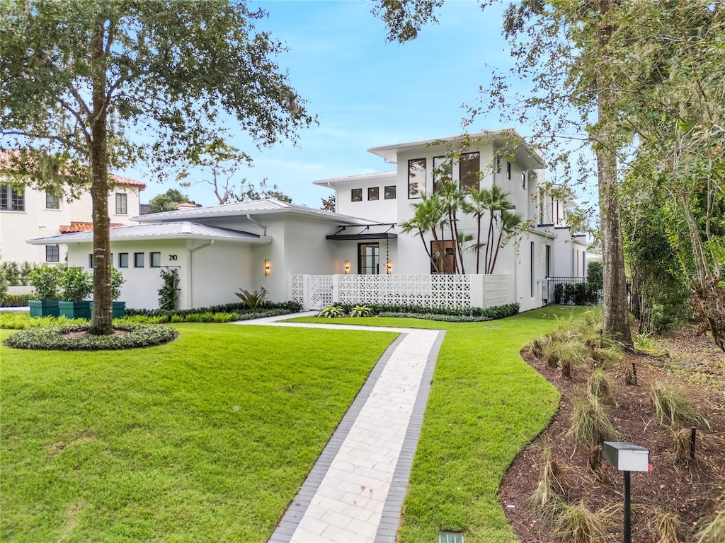 view of front of property with a front yard