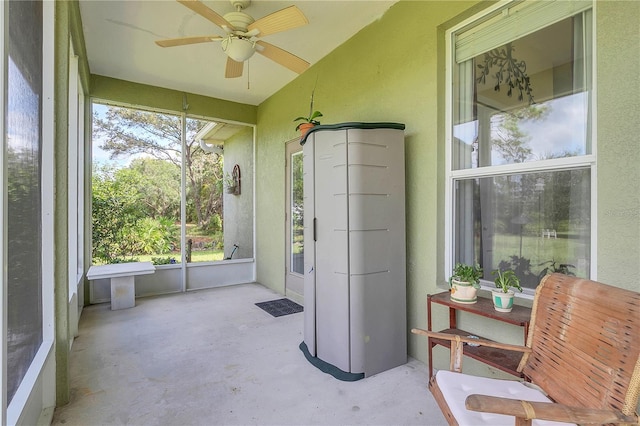 sunroom with ceiling fan