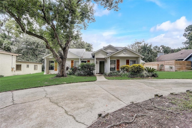 view of front of property featuring a front lawn