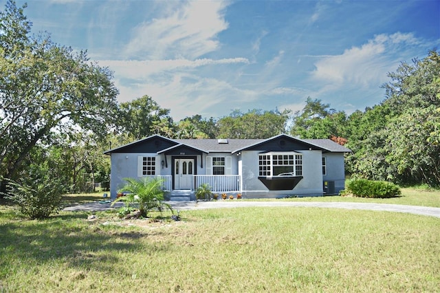 ranch-style house featuring a front lawn