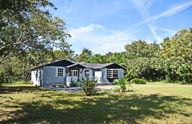 ranch-style home featuring a front yard