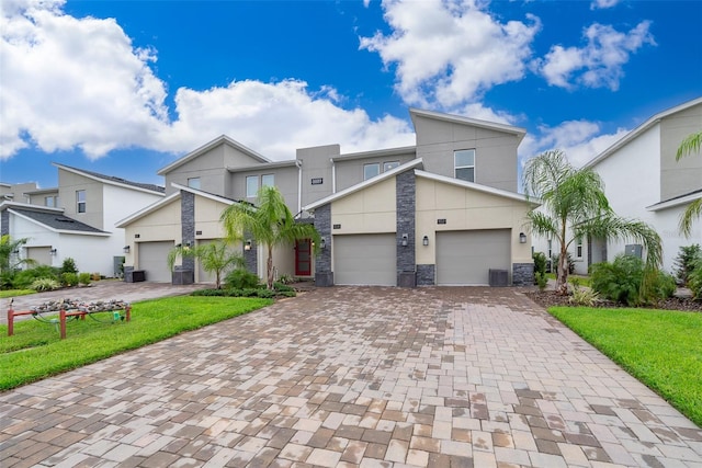 view of front of home featuring a front yard