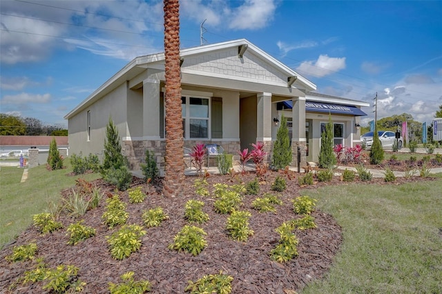 view of front facade featuring a front yard