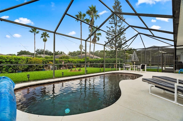 2907 Sunset Lakes Blvd, Kissimmee, FL 34747 - outdoor pool with a patio area, a lanai, and a lawn
