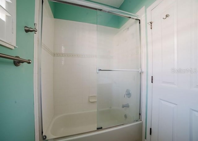 bathroom with enclosed tub / shower combo