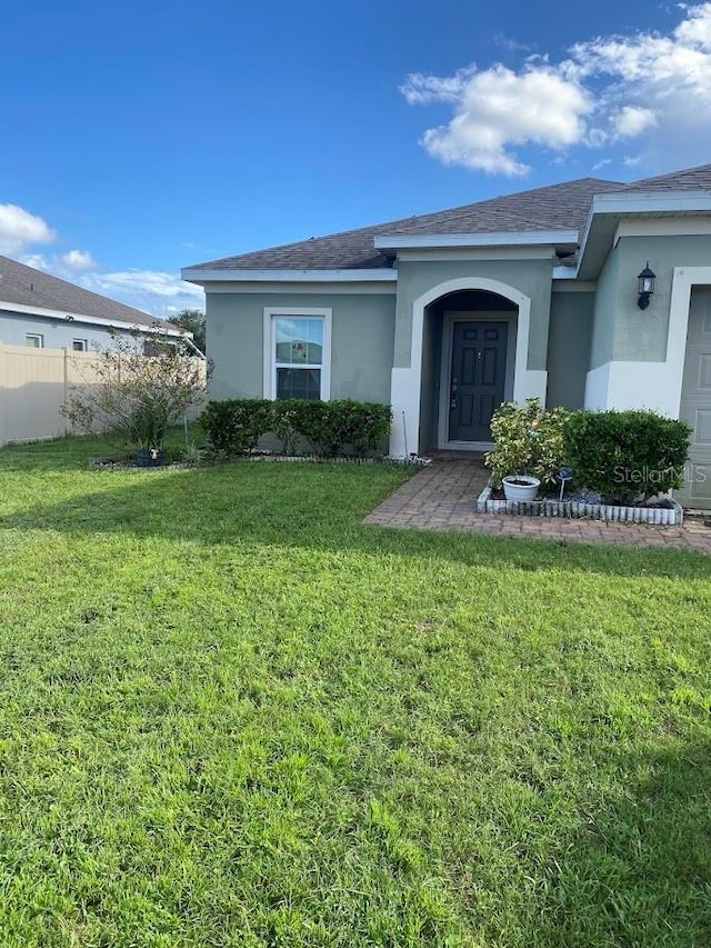 view of front facade with a front yard