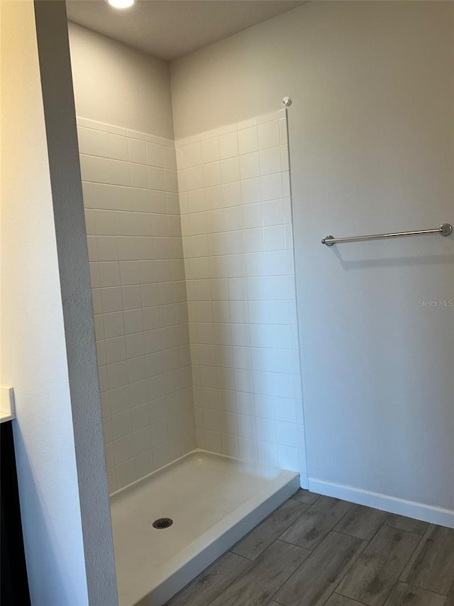 bathroom featuring a tile shower