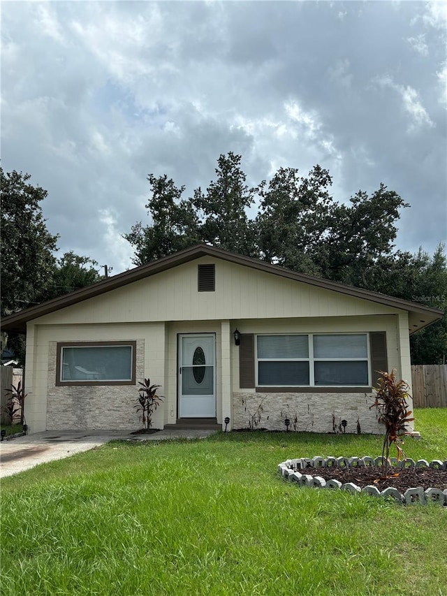 view of front facade with a front yard