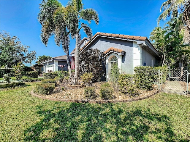 view of front facade with a front lawn