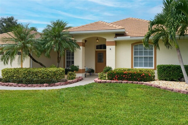 view of front of property featuring a front lawn