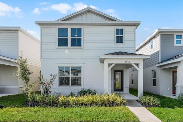 view of front of home featuring a front yard