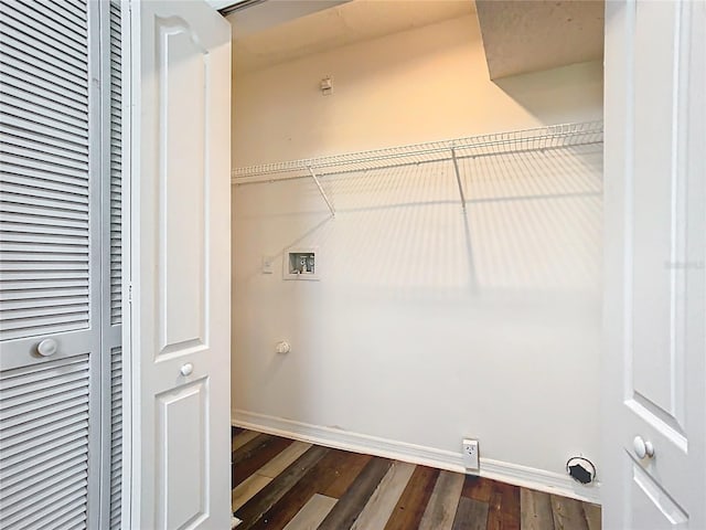 laundry room with dark wood-style floors, laundry area, baseboards, and washer hookup