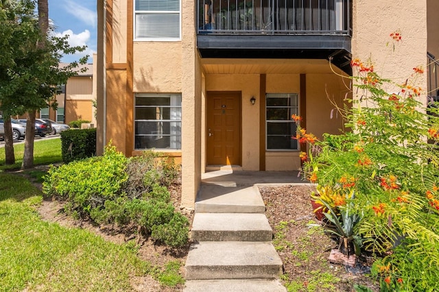 property entrance featuring a balcony