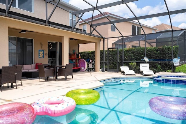 view of swimming pool featuring an in ground hot tub, an outdoor living space, a patio area, glass enclosure, and ceiling fan