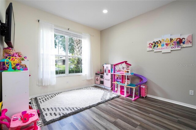 playroom with baseboards, wood finished floors, and recessed lighting